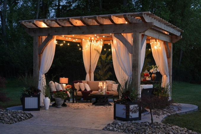 5 Decorating Ideas for Throwing an Outdoor Dinner Party